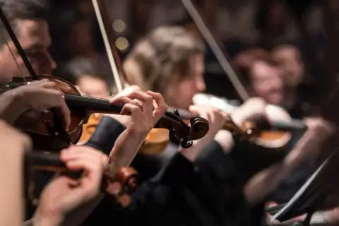 Muzyka klasyczna w nowoczesnej aranżacji: od tradycji do innowacji