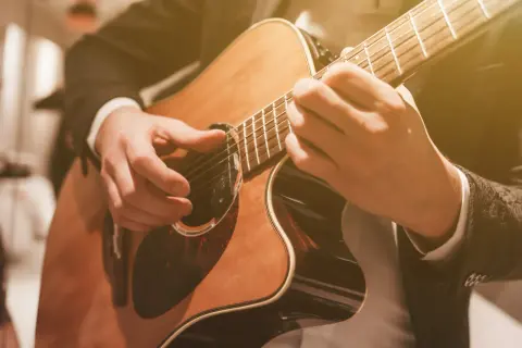 Od ogniska po wielką scenę. Krótka historia instrumentu, który łączy pokolenia