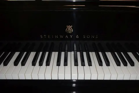 Ile kosztuje fortepian Steinway & Sons? Sprawdź ceny modeli używanych i nowych