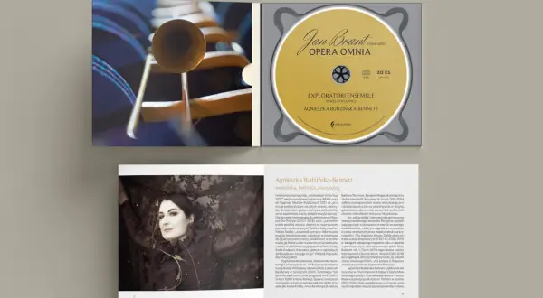 CD z muzyką Jana Branta "Opera Omnia" i portret Agnieszki Budzińskiej-Bennett.