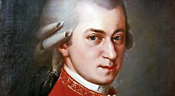 Portret Wolfganga Amadeusza Mozarta w czerwonym stroju z peruką.