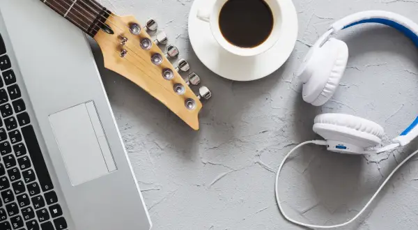 Od klasyki po hity: jak muzyka pomaga graczom na platformach rozrywkowych online wygrywać?