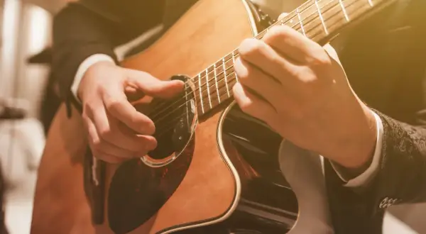 Od ogniska po wielką scenę. Krótka historia instrumentu, który łączy pokolenia