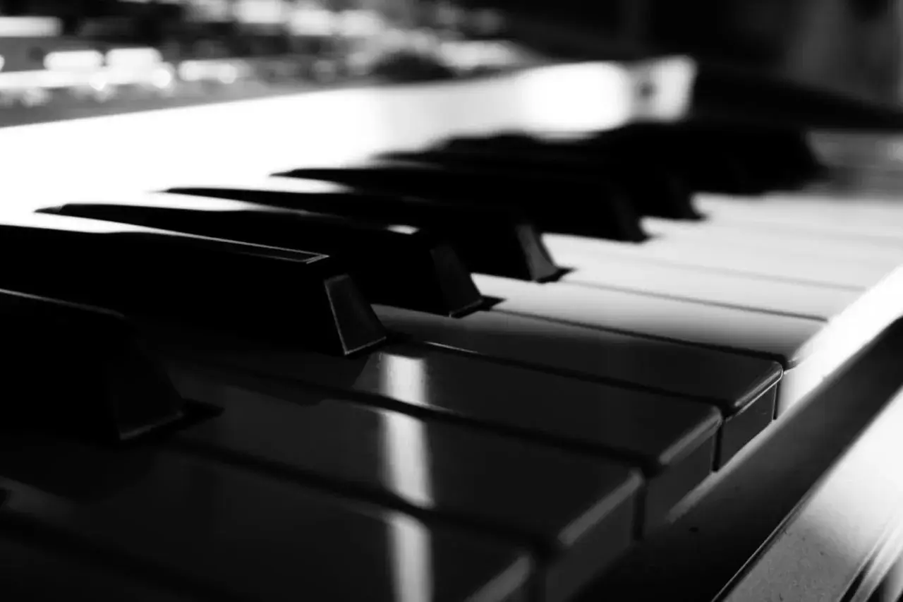 Czym się różni fortepian od pianina? Kluczowe różnice i wybór