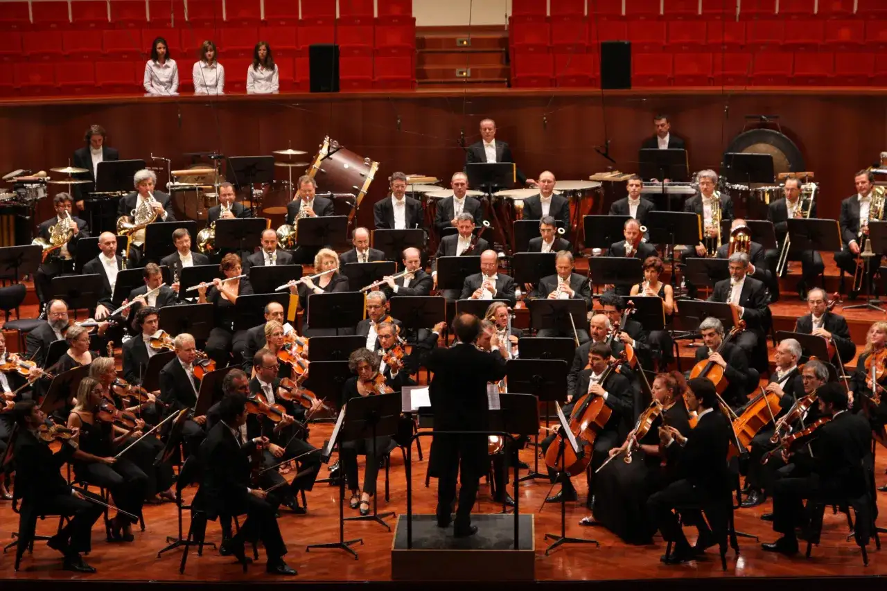 orkiestra symfoniczna w orkiestronie