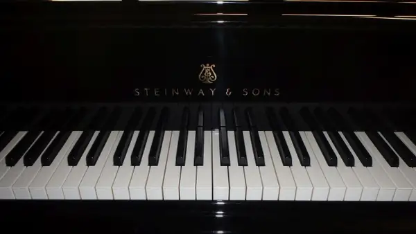 Ile kosztuje fortepian Steinway & Sons? Sprawdź ceny modeli używanych i nowych